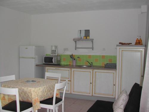 A kitchen or kitchenette at la bergerie
