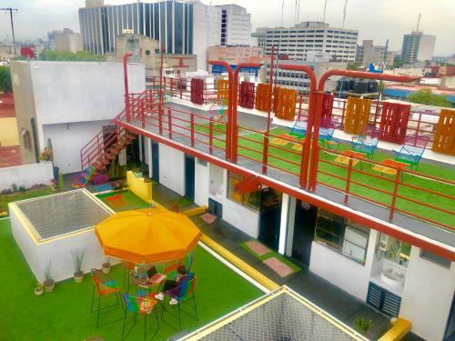 einen Blick über einen Spielplatz auf einem Gebäude in der Unterkunft Casa Eufemia Hostel type in Mexiko-Stadt