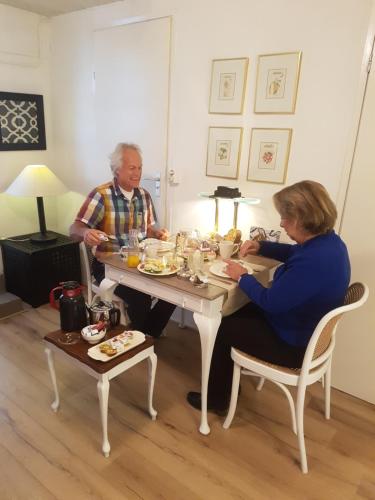 two people sitting at a table eating food at B&B de Panheide in Hooghalen
