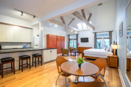 Dapur atau dapur kecil di The Cabana Inn Key West - Adult Exclusive