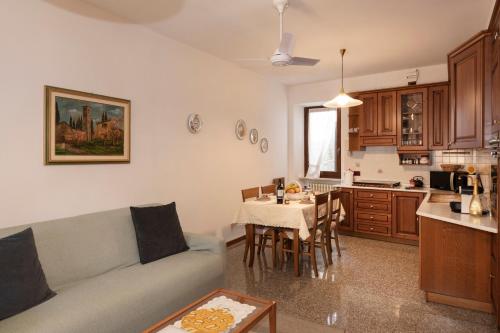 salon i kuchnia z kanapą i stołem w obiekcie Casa Vacanze Agnese w mieście San Felice del Benaco