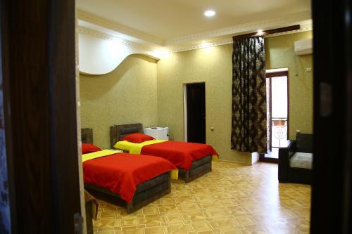 une chambre d'hôtel avec deux lits et un canapé dans l'établissement mesxuri oda (BUXO), à Akhaltsikhé