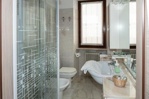 W łazience znajduje się toaleta, umywalka i prysznic. w obiekcie Casa Vacanze Agnese w mieście San Felice del Benaco