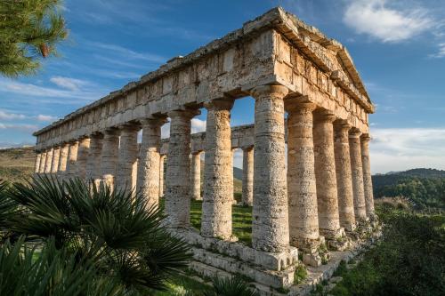 an ancient temple with columns on a hill at Ficodì apartments in Alcamo