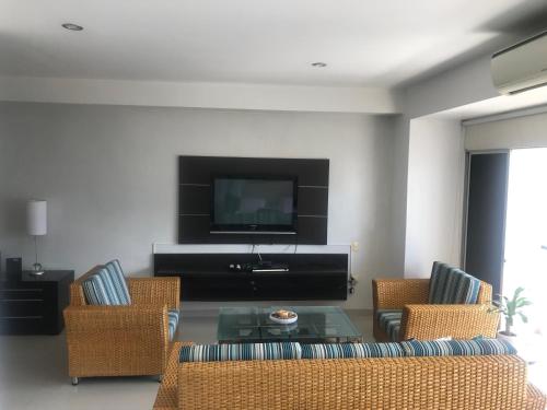a living room with a couch and a tv at Apartamento Amoblado En Bucaramanga in Bucaramanga