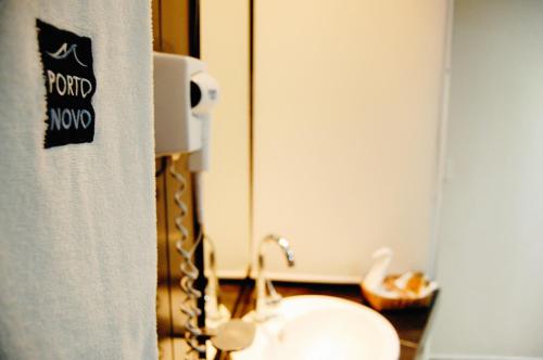 a bathroom with a sink and a mirror at Hotel Porto Novo in Veracruz