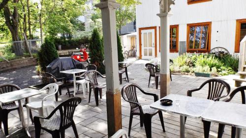 a group of tables and chairs in a patio at Auberge Internationale de Rivière-du-Loup O76381 in Rivière-du-Loup