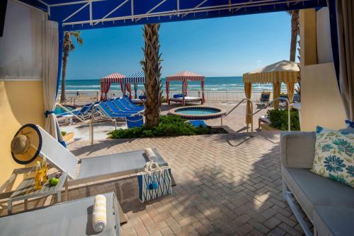 een keuken met uitzicht op het strand bij The Shores Resort & Spa in Daytona Beach