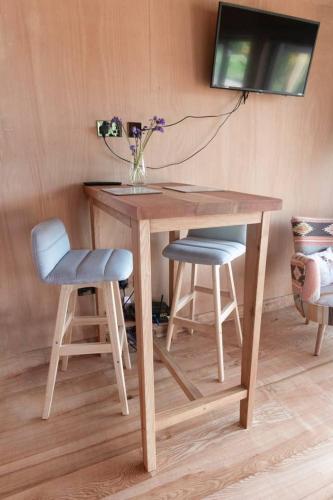 Μια τηλεόραση ή/και κέντρο ψυχαγωγίας στο Birdwatcher's Cabin