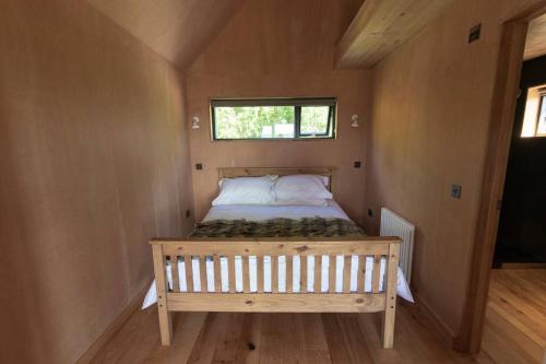 Ένα ή περισσότερα κρεβάτια σε δωμάτιο στο Birdwatcher's Cabin