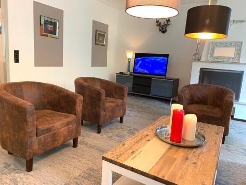 TV a/nebo společenská místnost v ubytování BESOTEL Erkrath- schicke FeWo oder Apartments zentral nähe Bahnhof und Autobahn im Neandertal mit Glasfaser WLAN und freies Parken