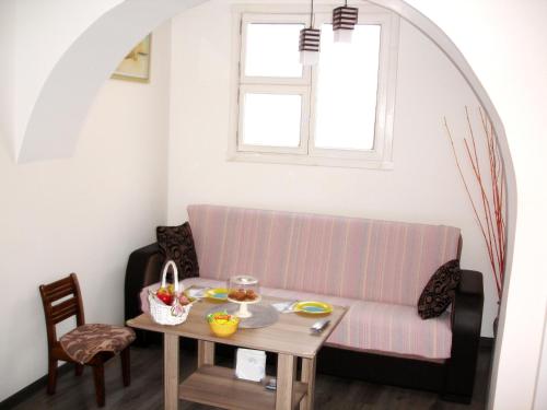 バクーにあるApartment in Old Town Bakuのソファとテーブルのあるリビングルーム