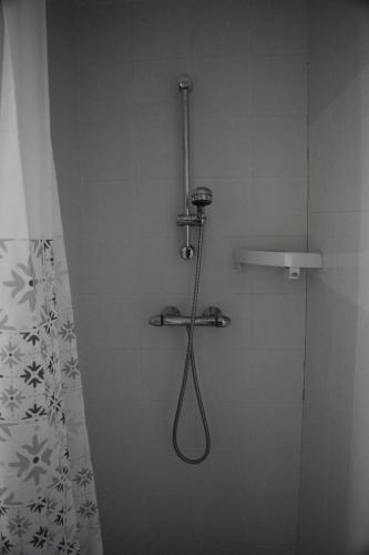 une douche dans une salle de bain avec une pomme de douche dans l'établissement Duplex de 110 m2 proche quai de Port Vendres, à Port-Vendres