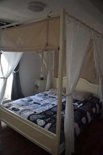 un lit à baldaquin dans une chambre dans l'établissement Duplex de 110 m2 proche quai de Port Vendres, à Port-Vendres