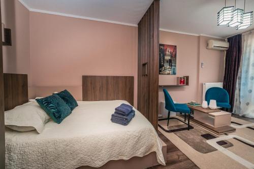 アラドにあるMia Residence Aradのベッドルーム1室(ベッド1台、デスク、椅子付)