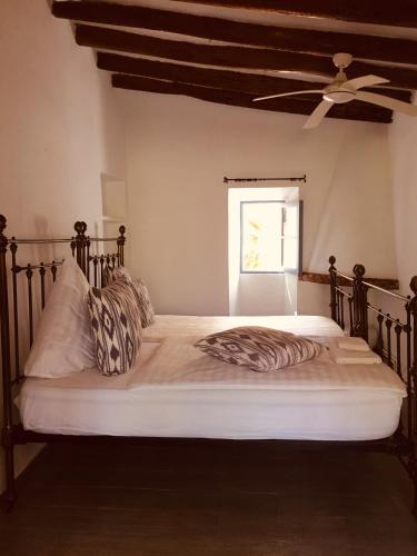a bed in a bedroom with a ceiling fan at Son Vent in Caʼs Concos