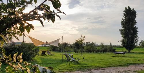 un campo con una tienda y una mesa de picnic en Casa del Geco, en Paestum