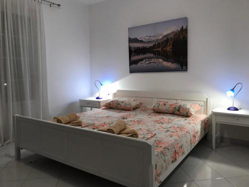 เตียงในห้องที่ Apartments Stefan