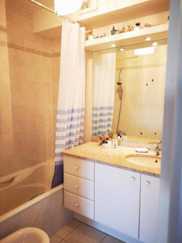 une salle de bain avec un lavabo et un miroir dans l'établissement Front beach Luxury near Nice airport, à Cagnes-sur-Mer