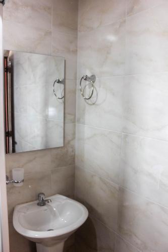 a bathroom with a sink and a mirror at Hostal Aurora, Smith Lodging in Taganga