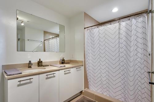 een badkamer met een douche, een wastafel en een spiegel bij Miami Midtown Luxury Apartment in Miami