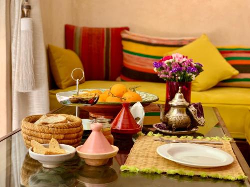 ein Wohnzimmer mit einem Tisch mit Essen drauf in der Unterkunft Riad 11 Zitoune in Marrakesch