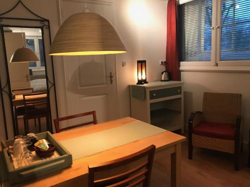 - une salle à manger avec une table et un miroir dans l'établissement B&B Trefkerk, à Appelscha