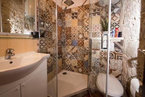 y baño con ducha, aseo y lavamanos. en Elena Rooms, en Split