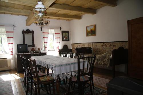 comedor con mesa y algunas sillas en Vén Diófa Kúria, en Balaton