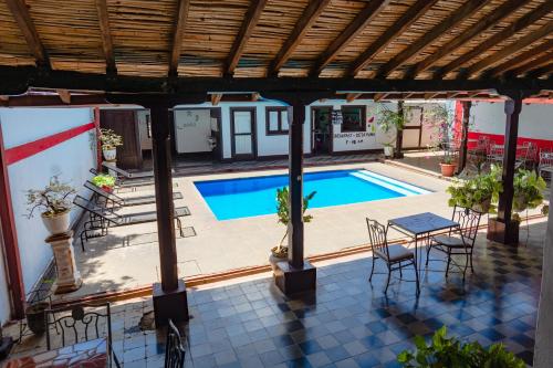 an overhead view of a pool with chairs and a table at Hostal Lazybones in León