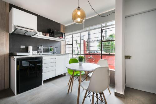 a kitchen with a table and chairs in a room at JUUB Colorful, Studio in New Polanco District (R1) in Mexico City