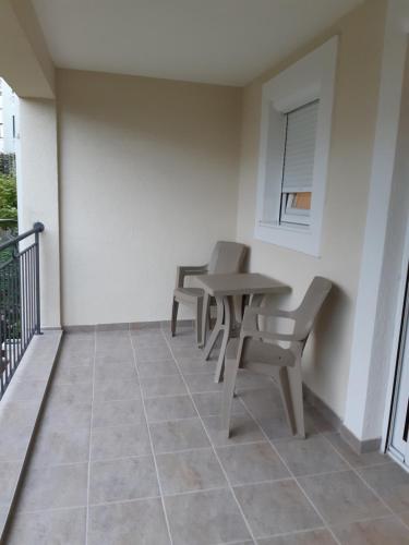 a balcony with a table and chairs on it at Apartmani Marina Kopitovic in Petrovac na Moru