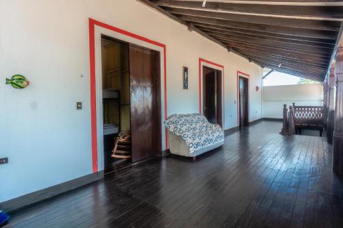 ein Wohnzimmer mit einem Sofa auf einem Holzboden in der Unterkunft Hostal Lazybones in León