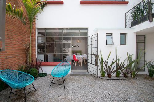 two blue chairs sitting in front of a building at JUUB New Beautiful Suite Nuevo Polanco (R2) in Mexico City