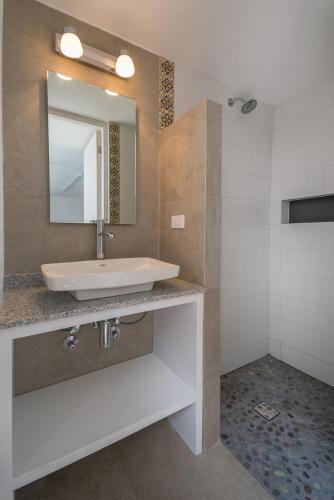 a bathroom with a sink and a mirror at JUUB In the Heart of New Polanco (R4) in Mexico City