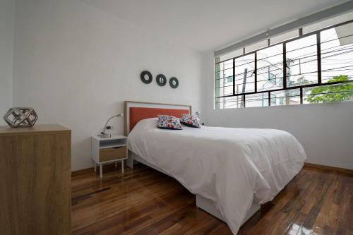 Un dormitorio con una cama grande y una ventana en JUUB New Boutique Apartment, Polanco District (R3), en Ciudad de México