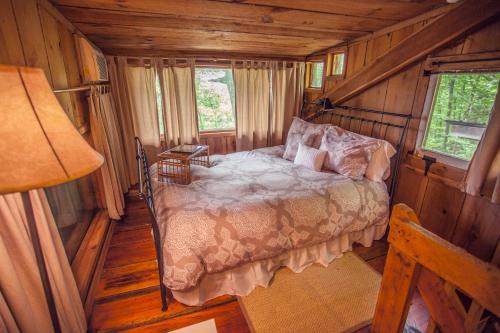 an overhead view of a bedroom in a log cabin at Nolichuckey Bluffs Bed & Breakfast Cabins in Greeneville