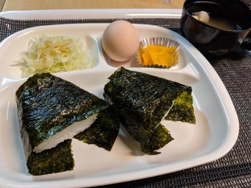 une assiette de nourriture avec un œuf sur une table dans l'établissement Hotel Xenia Mikumo (Adult Only), à Konan