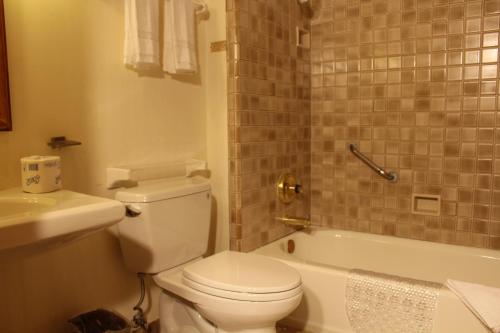 Bilik mandi di Pacific Grove Inn