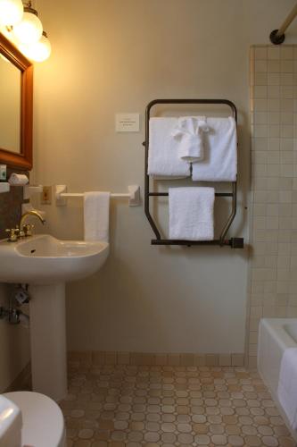 Bilik mandi di Pacific Grove Inn