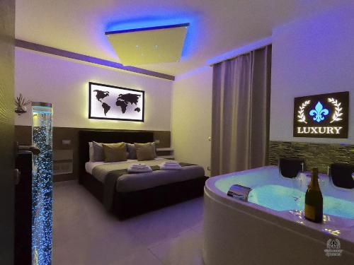 una camera con un letto e una vasca di Giglio Luxury Apartment - Chroma Italy a Roma