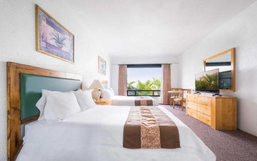 Habitación de hotel con cama grande y TV en Real del Mar Golf Resort, en Tijuana