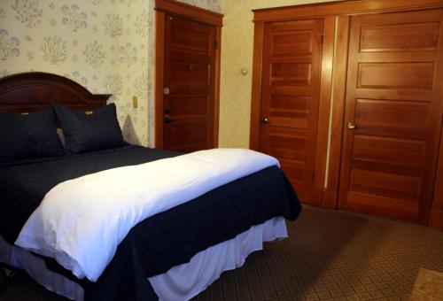 Katil atau katil-katil dalam bilik di Pacific Grove Inn