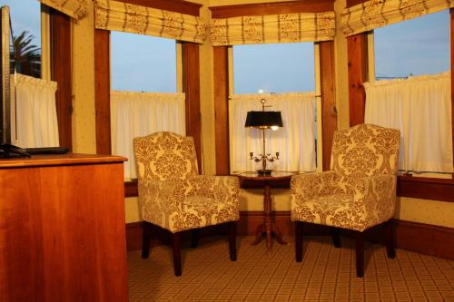 Ruang duduk di Pacific Grove Inn