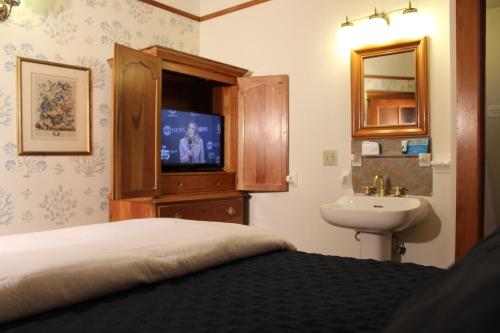 Bilik mandi di Pacific Grove Inn