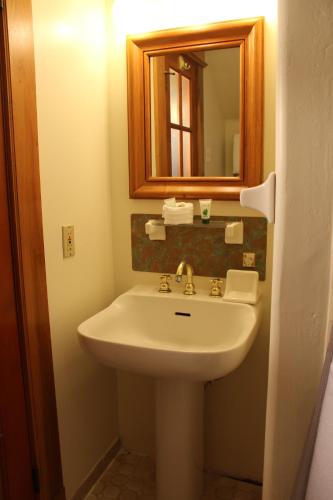 Bilik mandi di Pacific Grove Inn