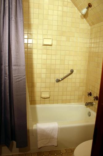 Bilik mandi di Pacific Grove Inn
