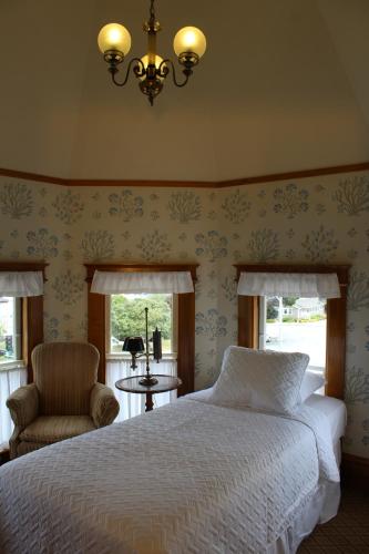 Katil atau katil-katil dalam bilik di Pacific Grove Inn