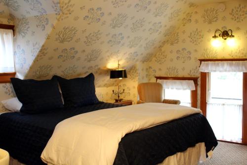 Katil atau katil-katil dalam bilik di Pacific Grove Inn