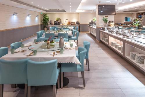 a dining room with tables and chairs and a restaurant at Mercure Shanghai Hongqiao South in Shanghai